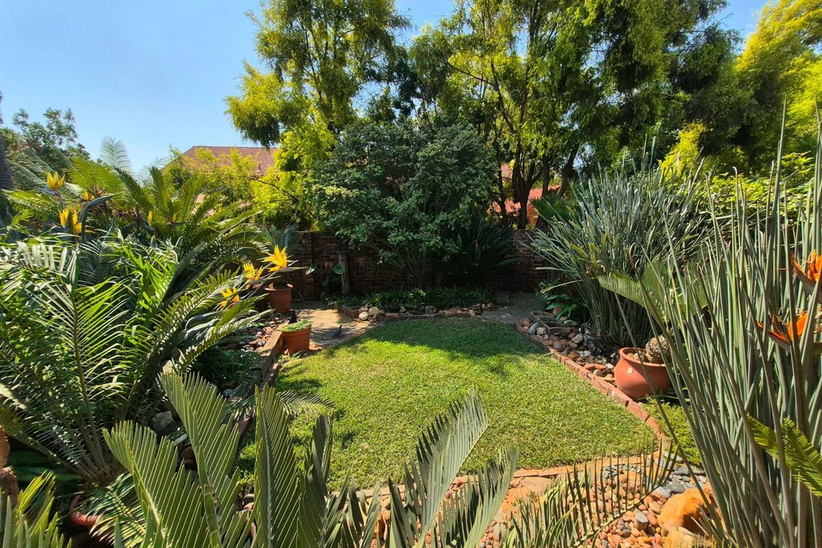 Charming Silverton Townhouse with 3 Bedrooms and a Beautiful Private Garden. - Photo 2