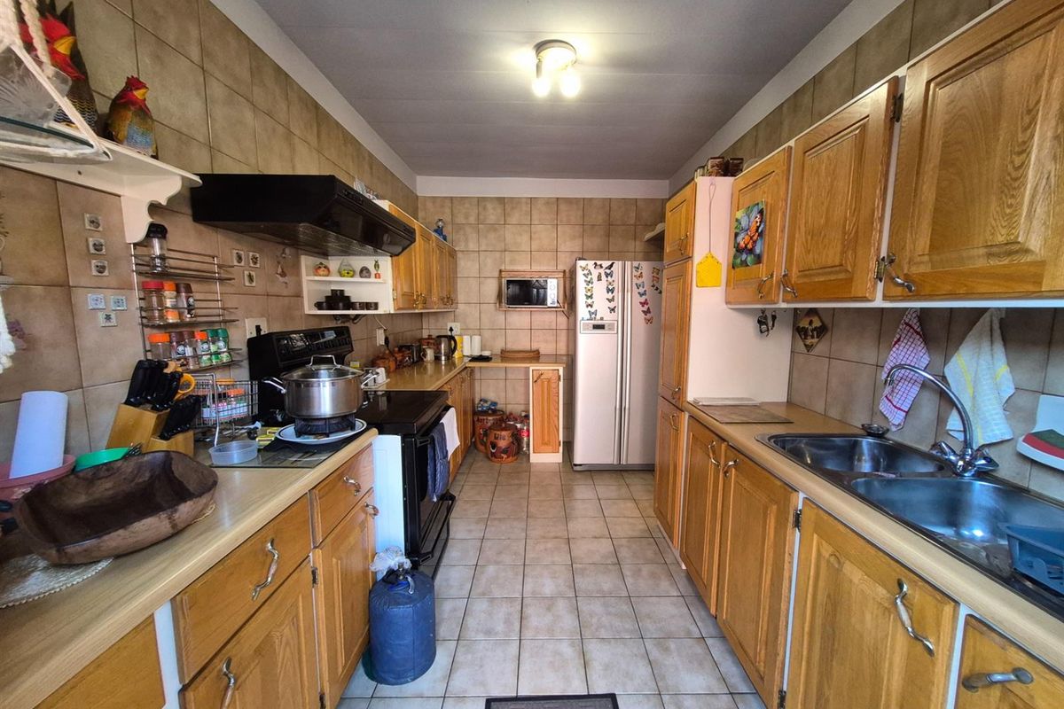 Charming Silverton Townhouse with 3 Bedrooms and a Beautiful Private Garden. - Photo 3