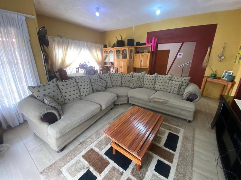 ✨ Spacious Family Home in Hillsview, White River ✨ - Photo 7