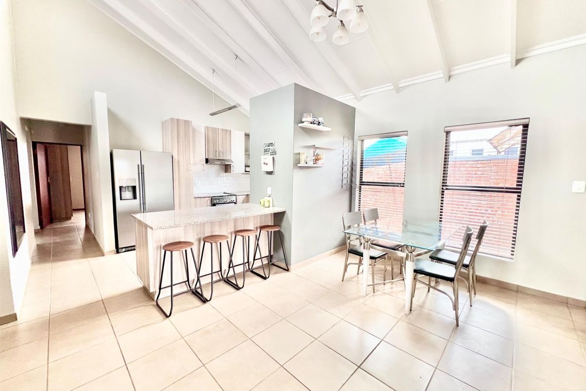 Townhouse For Sale in Summerset, Midrand - Photo 2