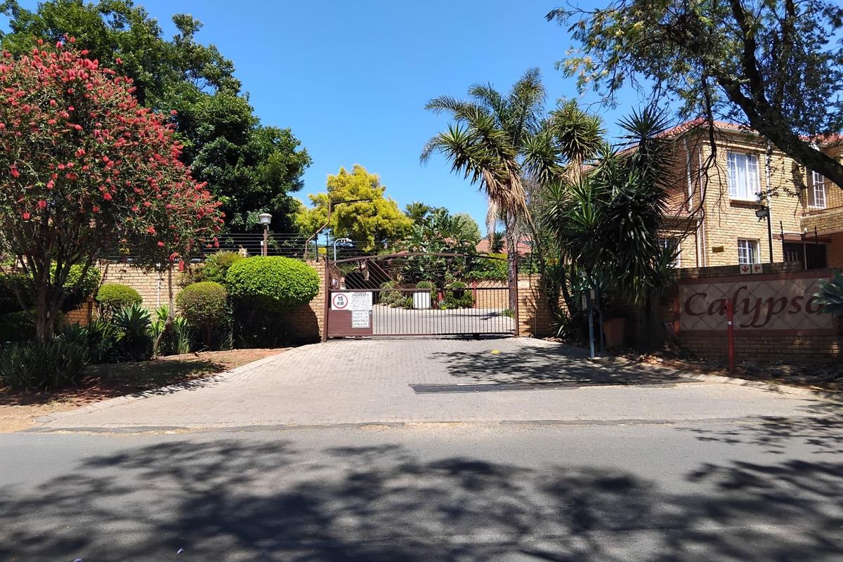 Townhouse for sale. Ruimsig, Roodepoort area. PRICED TO SELL!!!!! - Photo 3