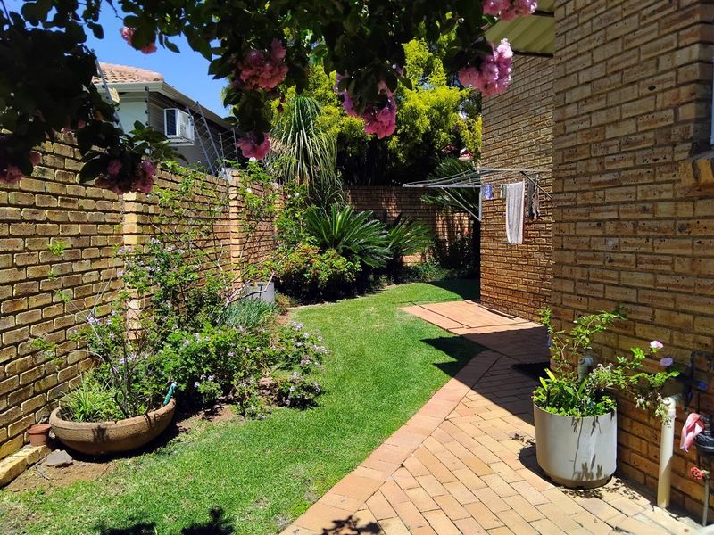 Townhouse for sale. Ruimsig, Roodepoort area. PRICED TO SELL!!!!! - Photo 4