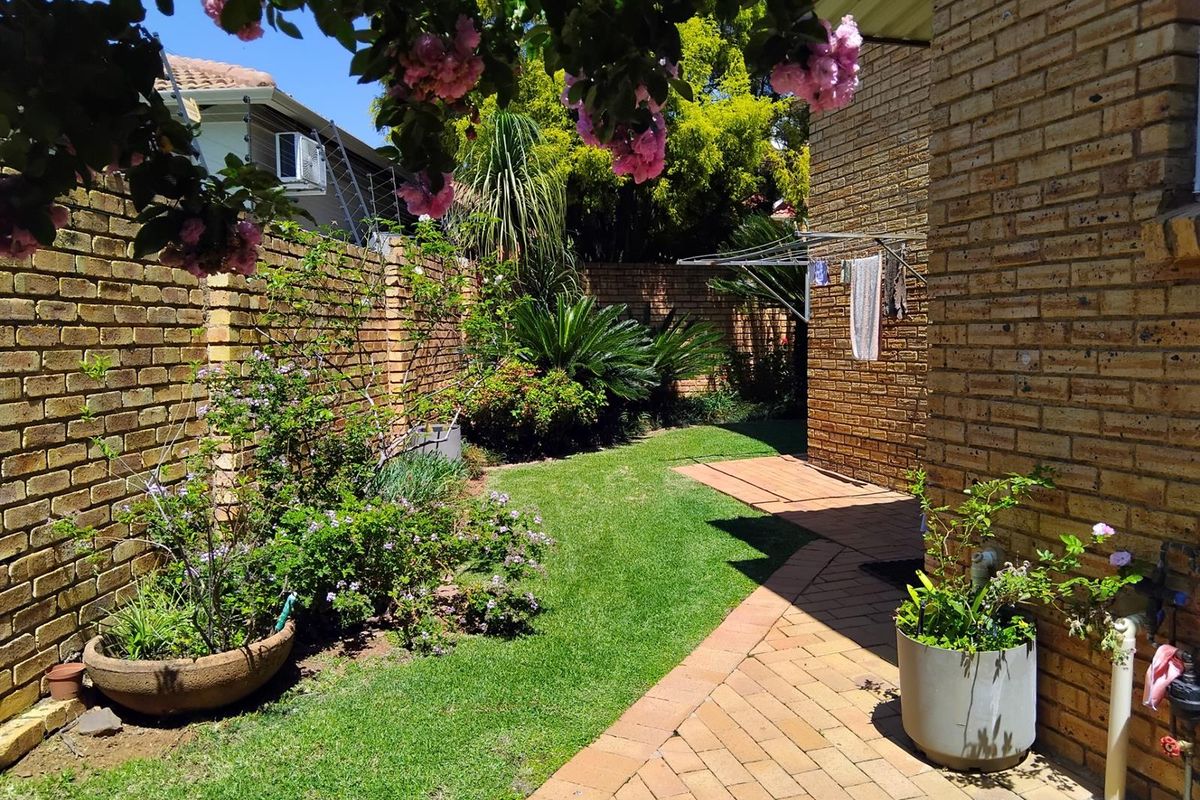 Townhouse for sale. Ruimsig, Roodepoort area. PRICED TO SELL!!!!! - Photo 4