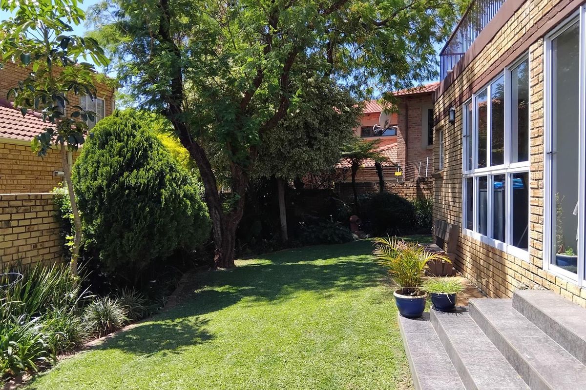 Townhouse for sale. Ruimsig, Roodepoort area. PRICED TO SELL!!!!! - Photo 5