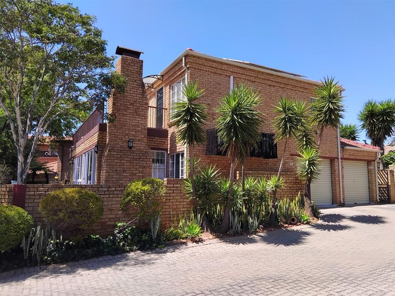 Townhouse for sale. Ruimsig, Roodepoort area. PRICED TO SELL!!!!! - Photo 2