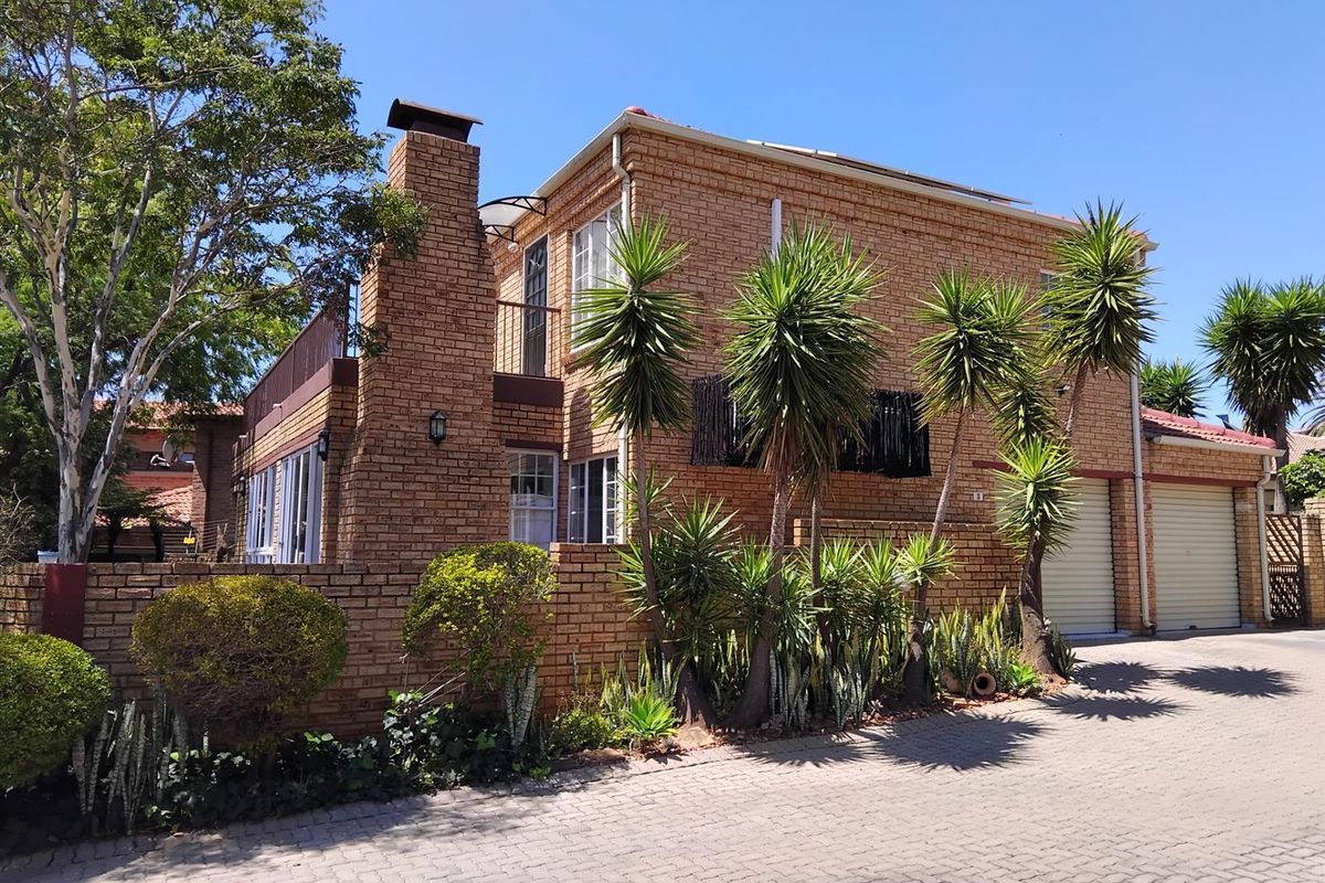 Townhouse for sale. Ruimsig, Roodepoort area. PRICED TO SELL!!!!! - Photo 2