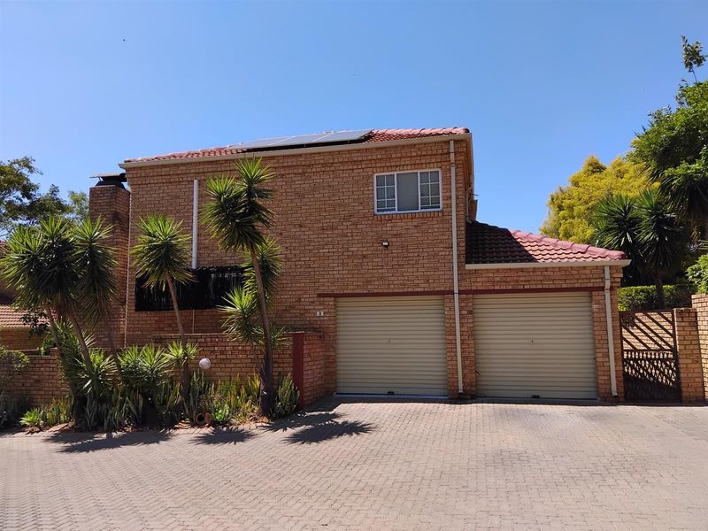 Townhouse for sale. Ruimsig, Roodepoort area. PRICED TO SELL!!!!! - Photo 1