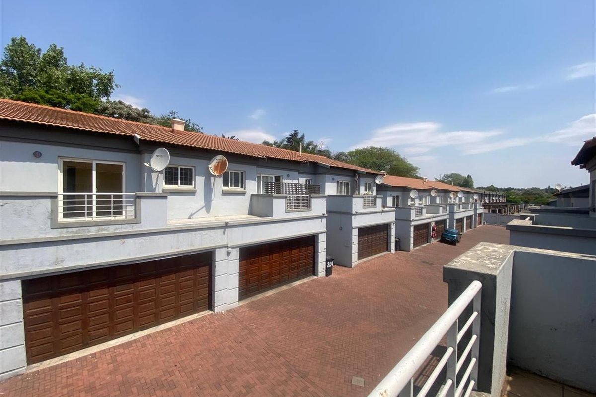 Townhouse For Sale in Ferndale, Randburg - Photo 3