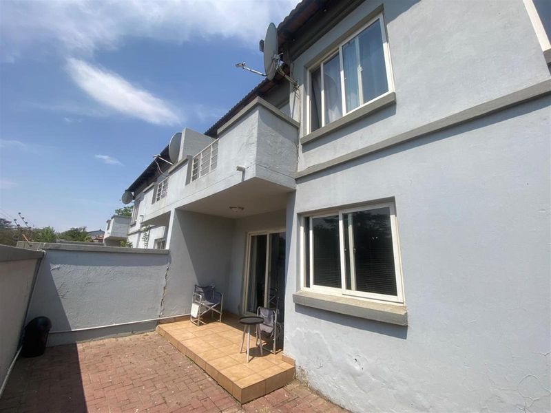 Townhouse For Sale in Ferndale, Randburg - Photo 2