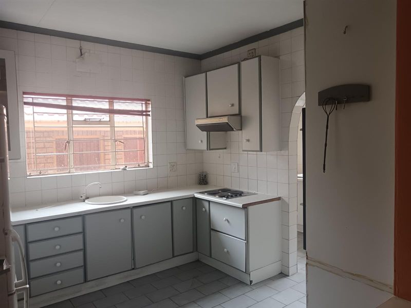 4 Bedroom House For Sale in Diepkloof Zone 3, Diepkloof, Soweto - Photo 3
