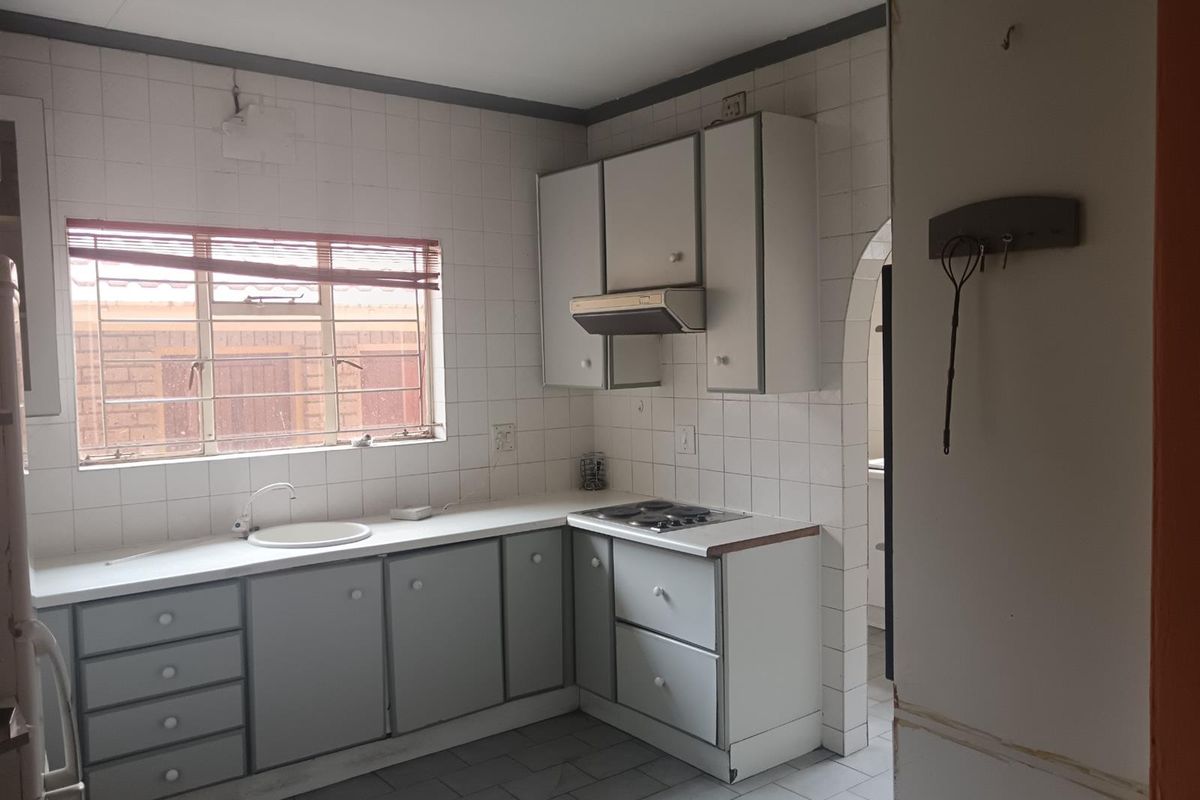 4 Bedroom House For Sale in Diepkloof Zone 3, Diepkloof, Soweto - Photo 3