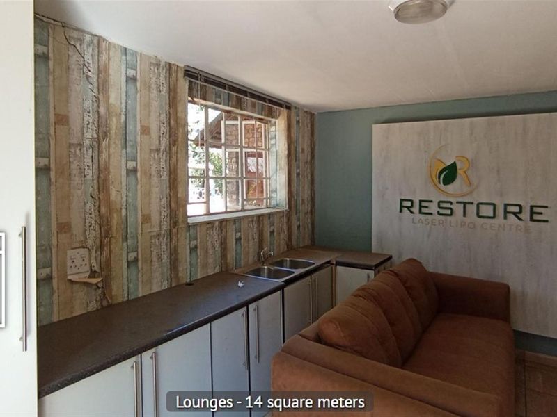 6 Bedroom House For Sale in Moreleta Park, Pretoria - Photo 9