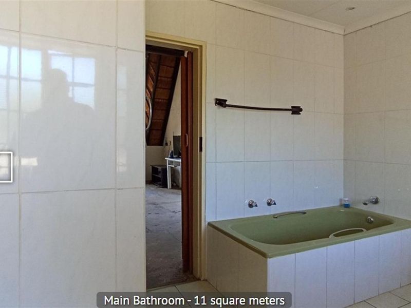6 Bedroom House For Sale in Moreleta Park, Pretoria - Photo 10