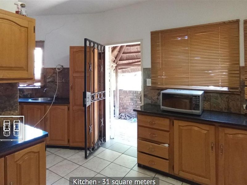6 Bedroom House For Sale in Moreleta Park, Pretoria - Photo 5