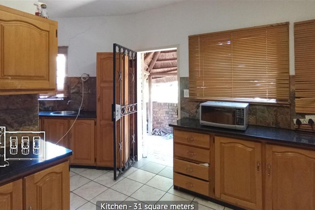 6 Bedroom House For Sale in Moreleta Park, Pretoria - Photo 5
