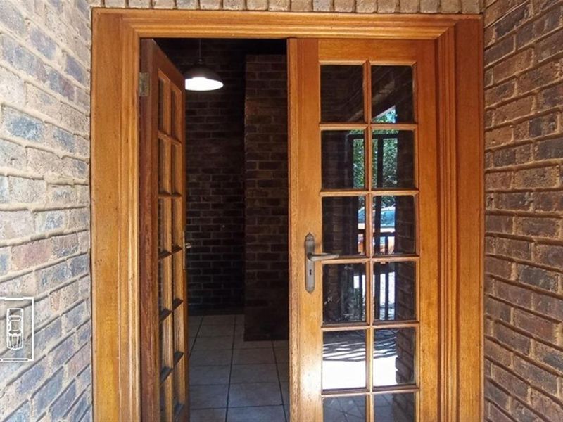 6 Bedroom House For Sale in Moreleta Park, Pretoria - Photo 2