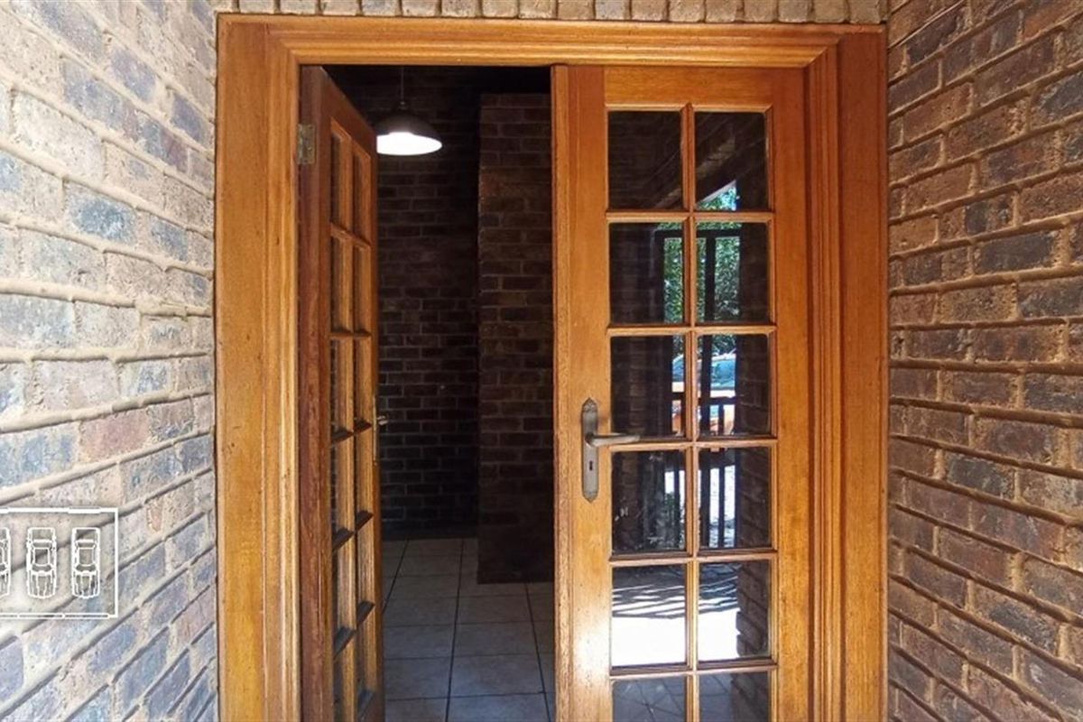 6 Bedroom House For Sale in Moreleta Park, Pretoria - Photo 2