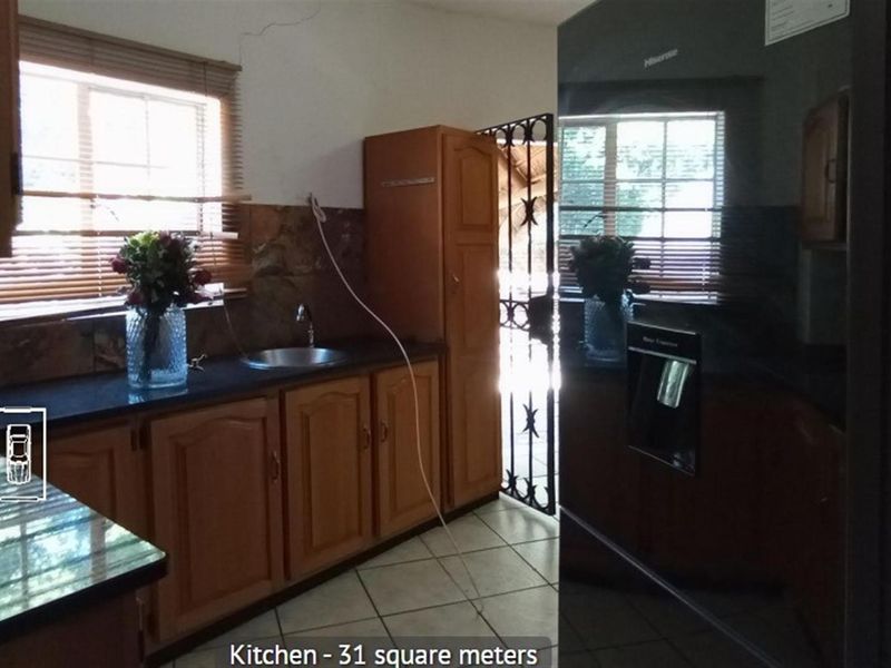 6 Bedroom House For Sale in Moreleta Park, Pretoria - Photo 4