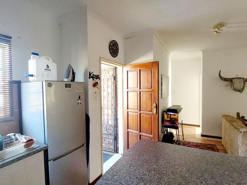 Modern 2-Bedroom Unit in Olympus/Boardwalk - Ideal Home or Investment - Photo 4