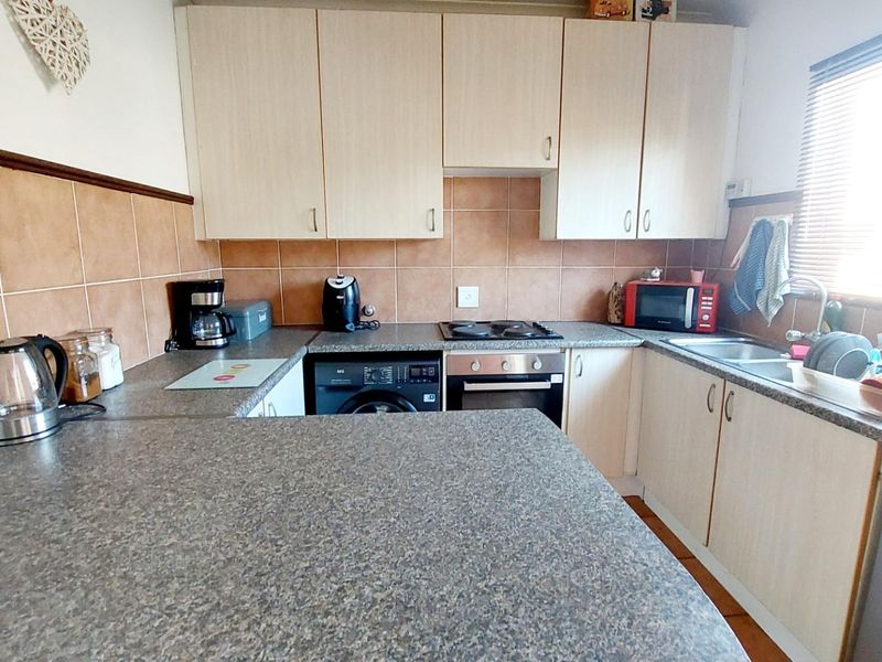 Modern 2-Bedroom Unit in Olympus/Boardwalk - Ideal Home or Investment - Photo 5