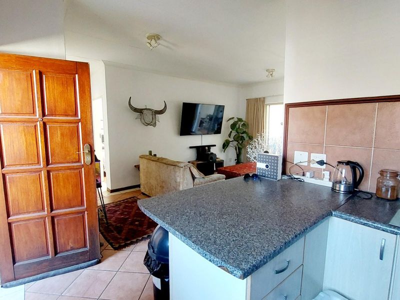 Modern 2-Bedroom Unit in Olympus/Boardwalk - Ideal Home or Investment - Photo 3