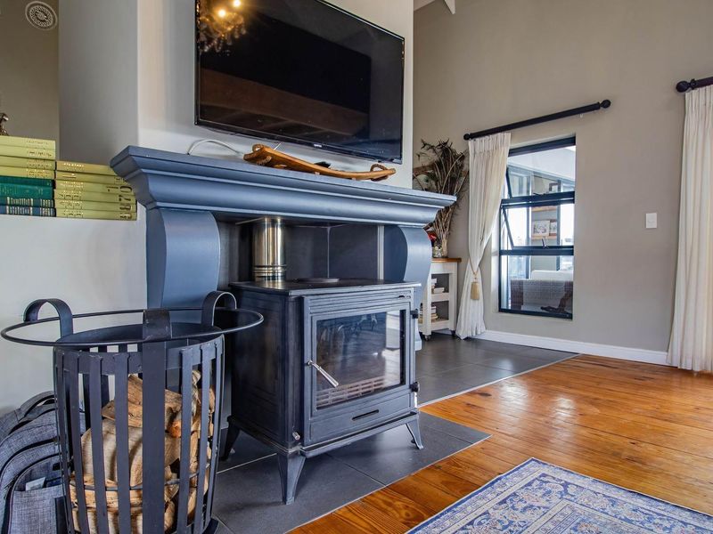 4 Bedroom Home with Flat For Sale in Mount Royal Golf and Country Estate - Photo 8