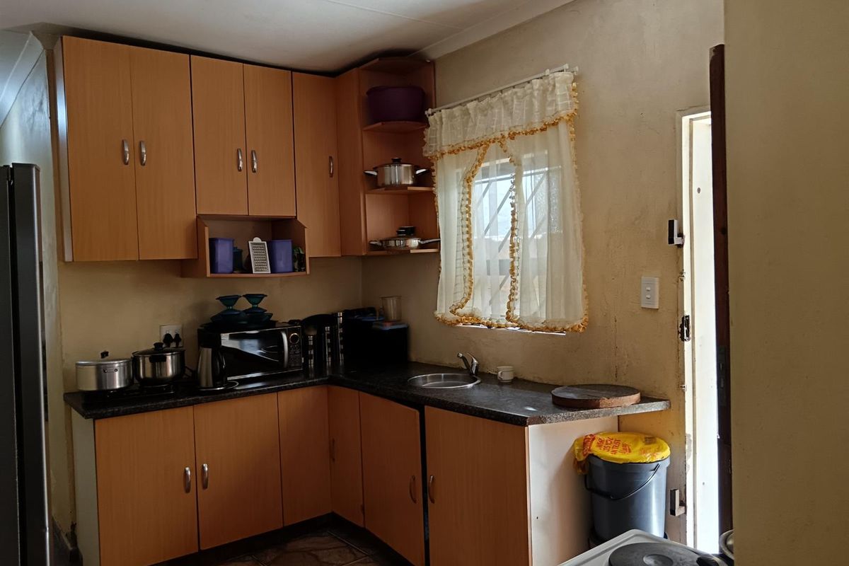 House For Sale in Tshepisong Ext 5, Krugersdorp - Photo 2