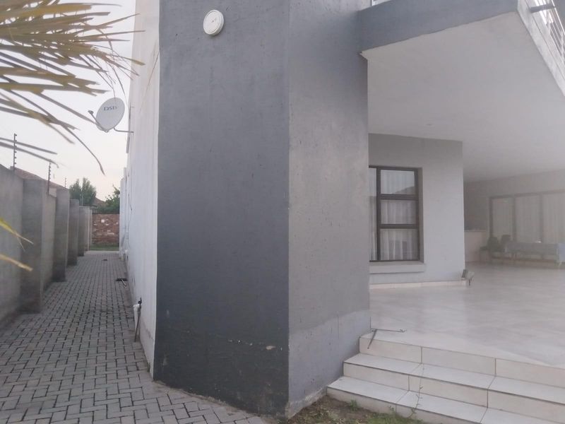 House For Sale in Model Park, Witbank - Photo 7