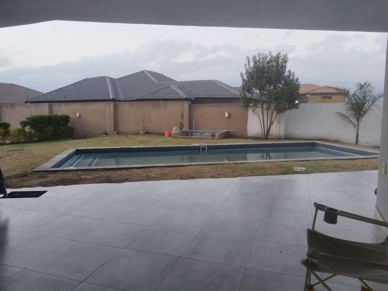 House For Sale in Model Park, Witbank - Photo 10