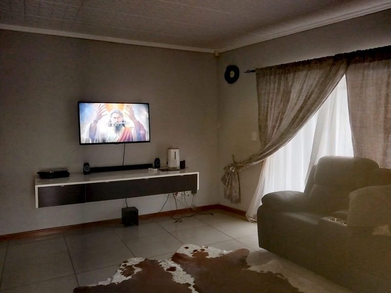 House for sale in Hoeveldpark, Witbank - Photo 6