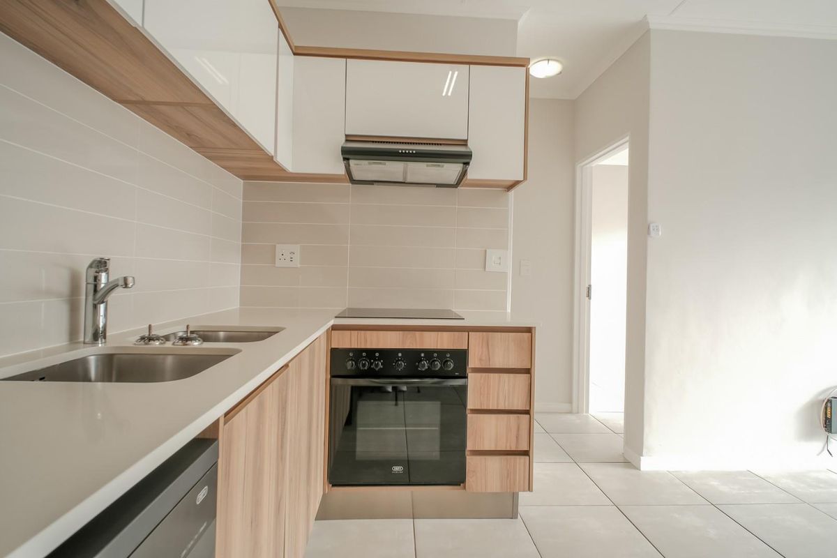 Modern 1-Bedroom Apartment in De Zicht Estate - Available Now - Photo 3