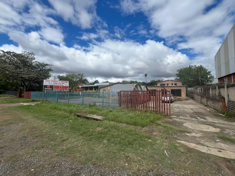 Investment Gem in Dundee-Spacious Commercial-Residential Property on 4000m2 in KwaZulu Natal - Photo 1