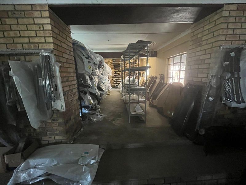 Investment Gem in Dundee-Spacious Commercial-Residential Property on 4000m2 in KwaZulu Natal - Photo 8