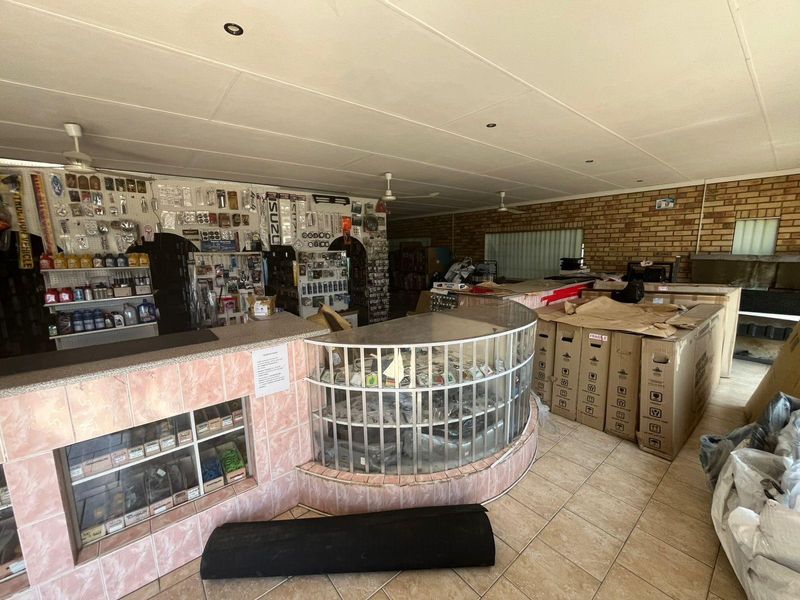 Investment Gem in Dundee-Spacious Commercial-Residential Property on 4000m2 in KwaZulu Natal - Photo 4