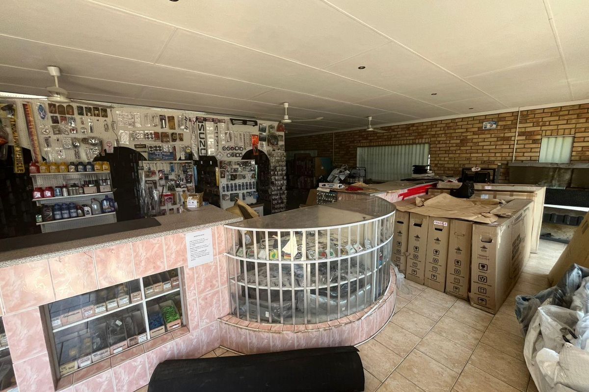 Investment Gem in Dundee-Spacious Commercial-Residential Property on 4000m2 in KwaZulu Natal - Photo 4