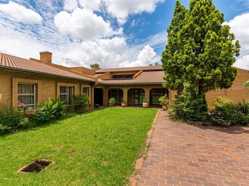 Prime Property with 5 bedroom House and Business Potential in Marlboro Gardens. - Photo 2