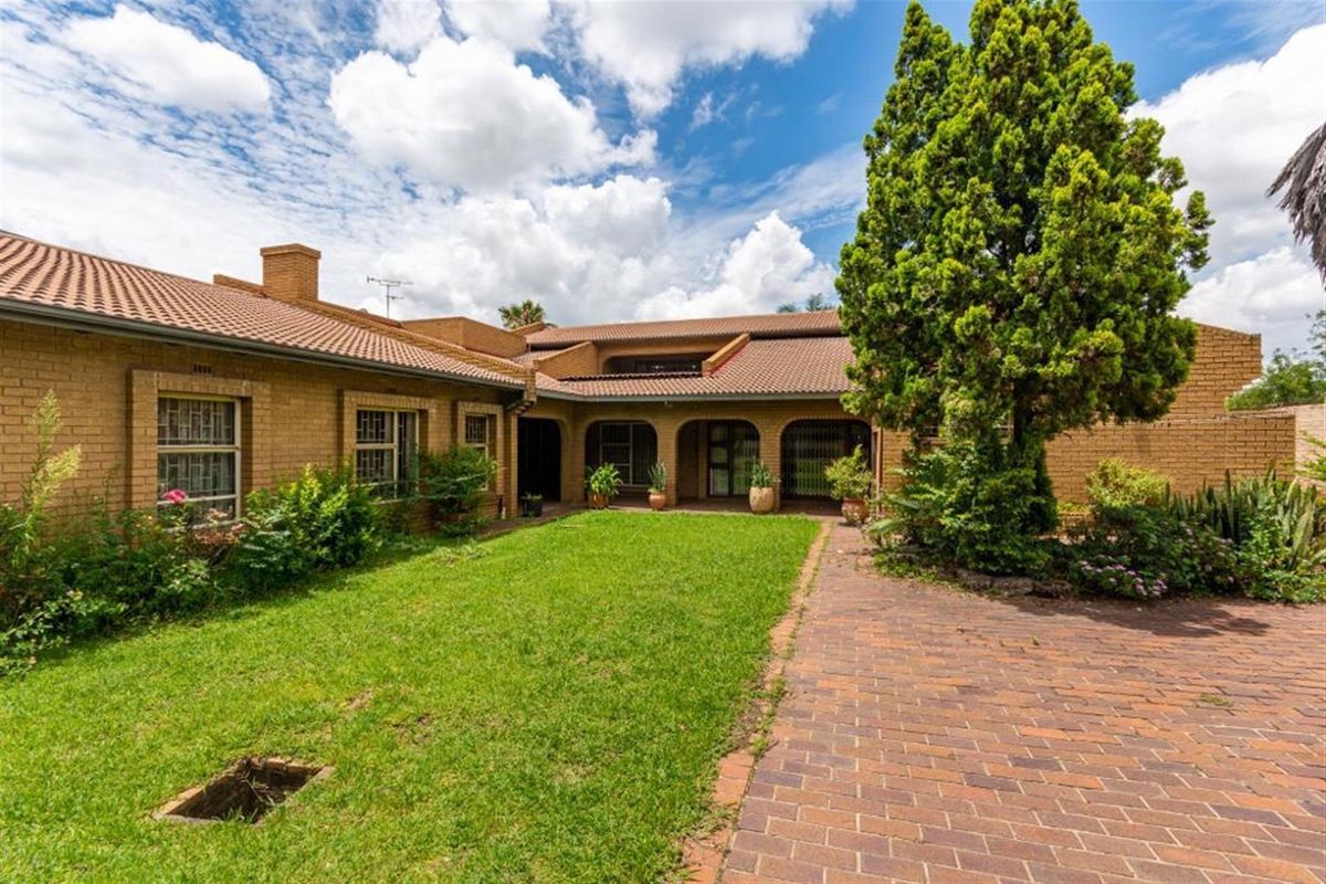 Prime Property with 5 bedroom House and Business Potential in Marlboro Gardens. - Photo 2