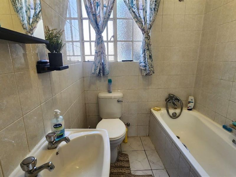 BARTLETT R710 000 unit now for sale, do not miss out - Photo 8