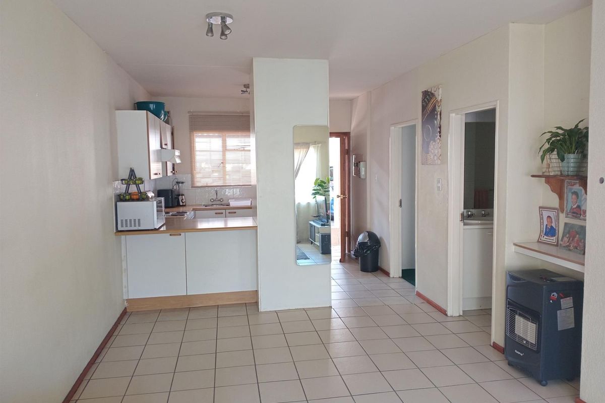 Apartment For Sale in Rembrandt Park, Johannesburg - Photo 2