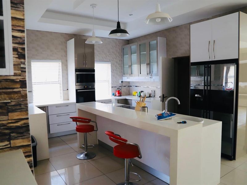 Exceptional 6 Bedroom House Available in Magaliesberg Country Estate - Photo 3