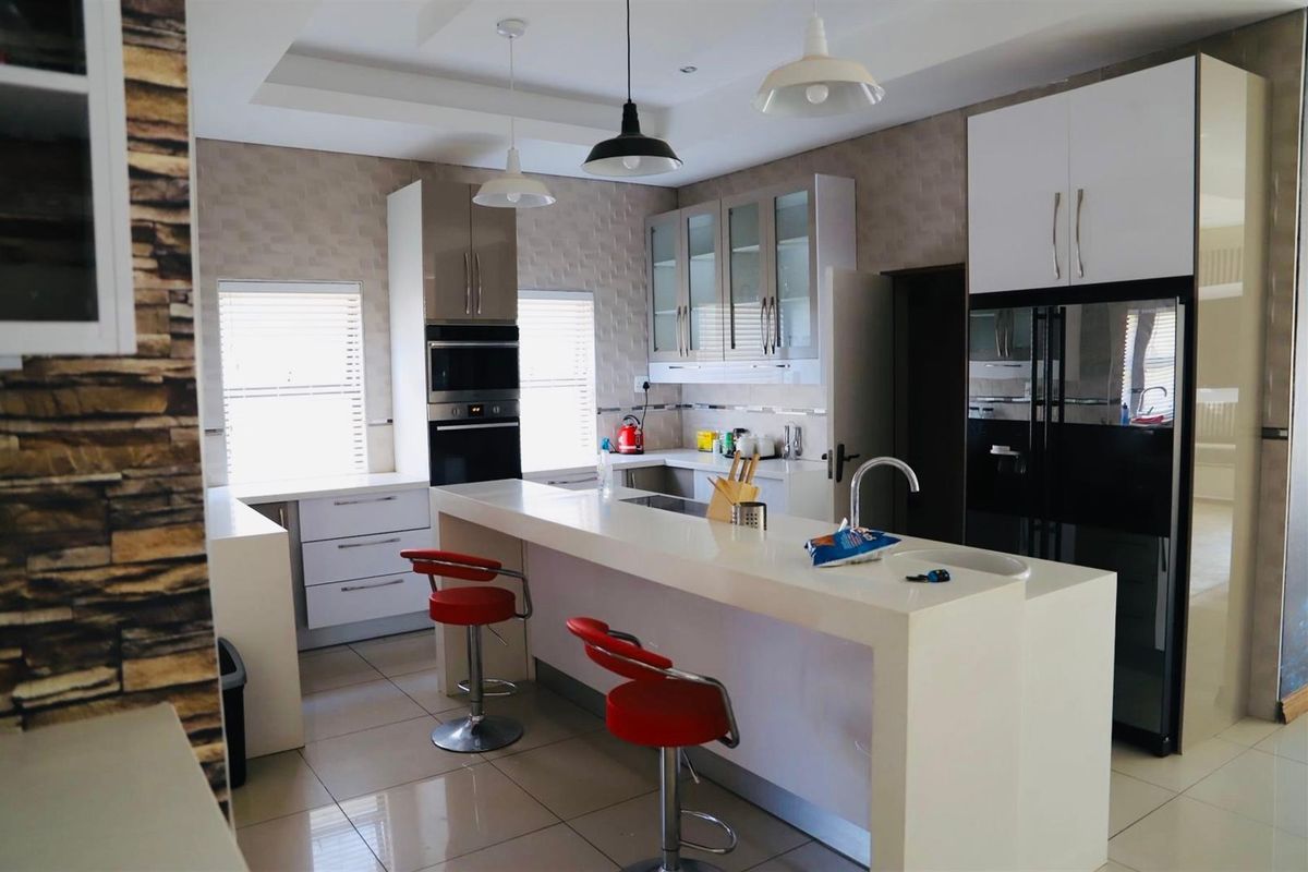 Exceptional 6 Bedroom House Available in Magaliesberg Country Estate - Photo 3