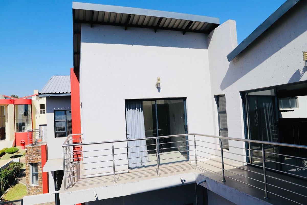 Exceptional 6 Bedroom House Available in Magaliesberg Country Estate - Photo 4