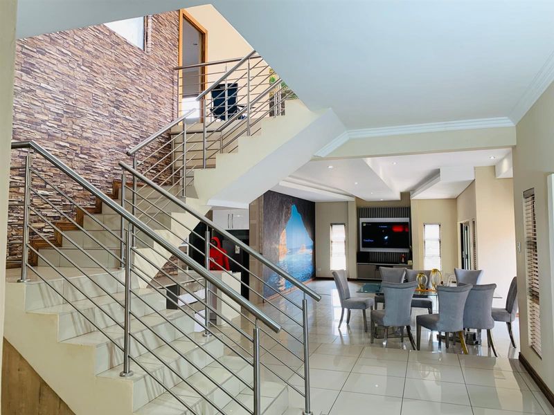 Exceptional 6 Bedroom House Available in Magaliesberg Country Estate - Photo 10