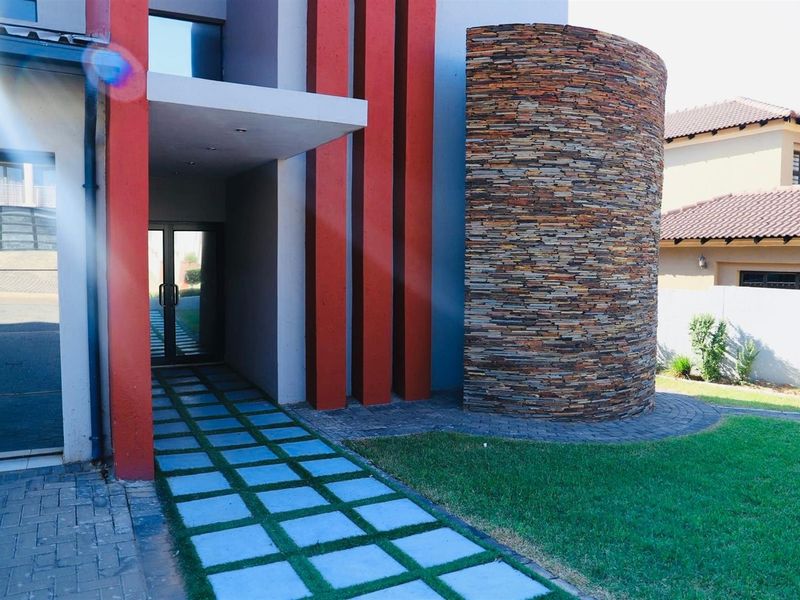 Exceptional 6 Bedroom House Available in Magaliesberg Country Estate - Photo 8