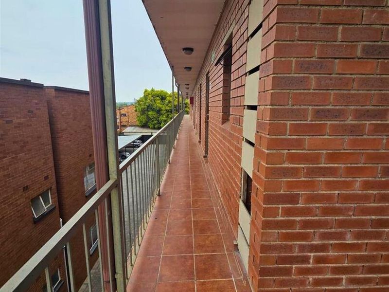 Studio Apartment For Sale in Florida Roodepoort - Photo 7