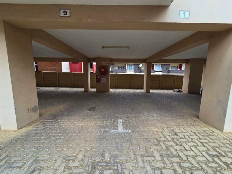 Studio Apartment For Sale in Florida Roodepoort - Photo 4