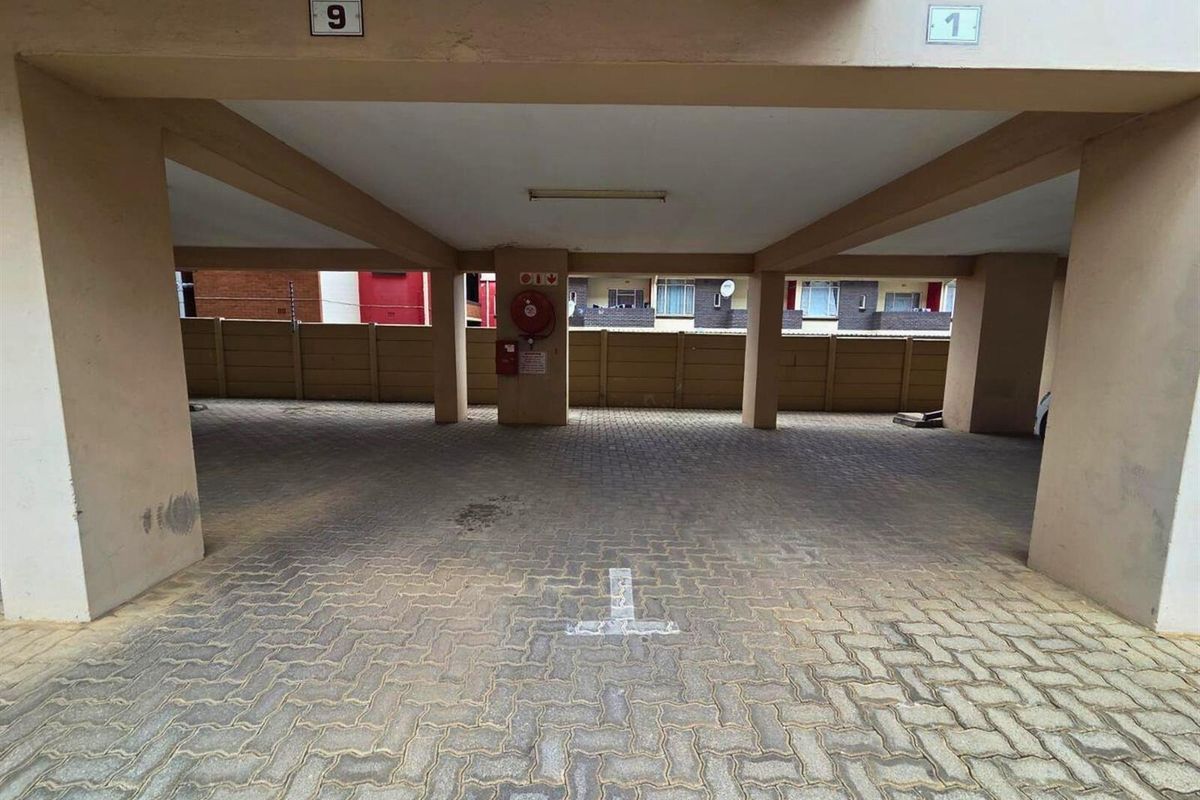 Studio Apartment For Sale in Florida Roodepoort - Photo 4