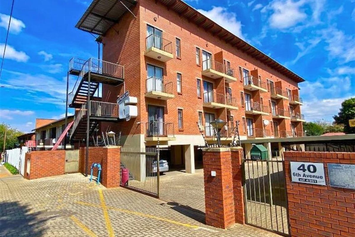 Studio Apartment For Sale in Florida Roodepoort - Photo 2
