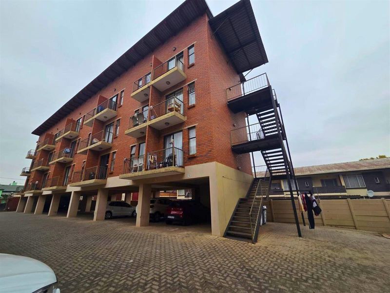 Studio Apartment For Sale in Florida Roodepoort - Photo 3