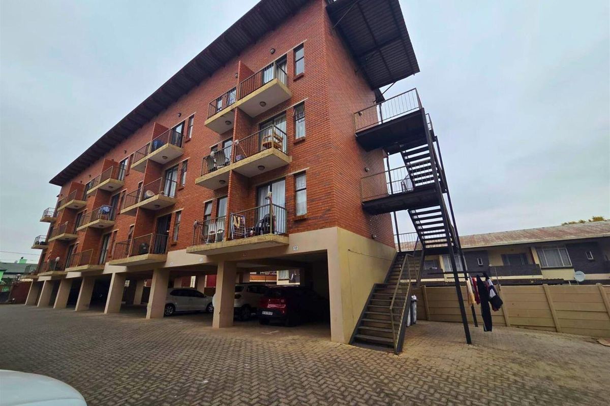 Studio Apartment For Sale in Florida Roodepoort - Photo 3